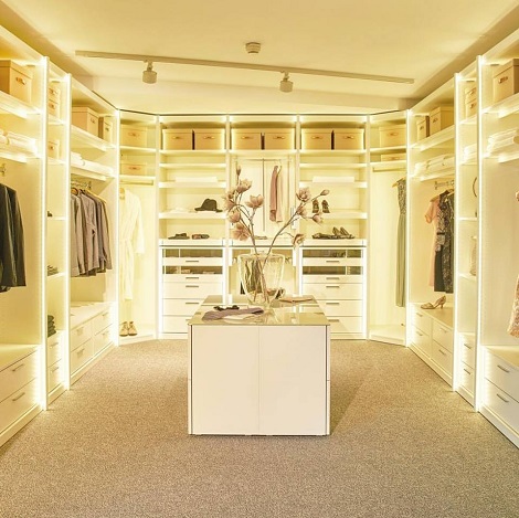 Hulsta inloopkast met ledverlichting -veel bergruimte_maatwerk -laden -roede -schoenen